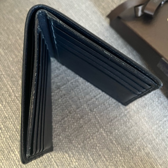 Gucci - Bifold GG Supreme Bifold Wallet - Picture 2 of 13